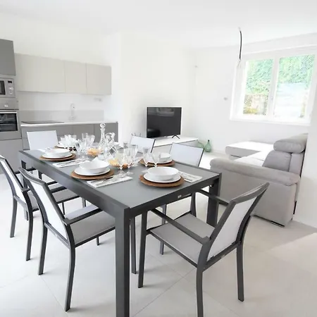 Narciso - Facing Bellagio Wild Flowers