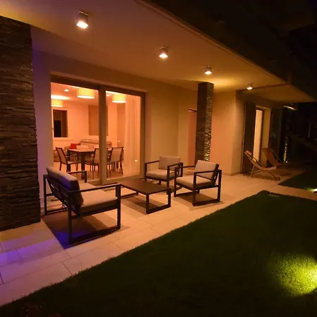 Narciso - Facing Bellagio Wild Flowers *